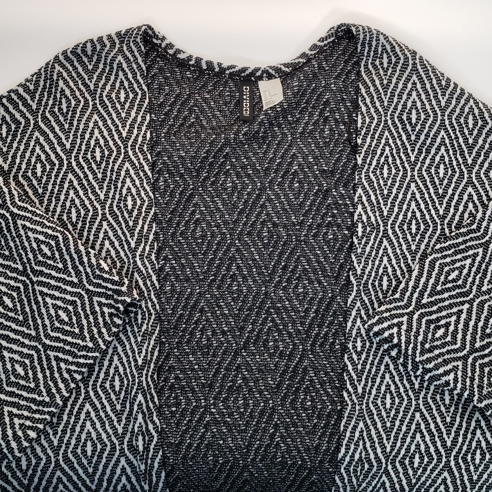 H&M Medium Black and White Diamond Geometric Short Sleeve Open Cardigan
